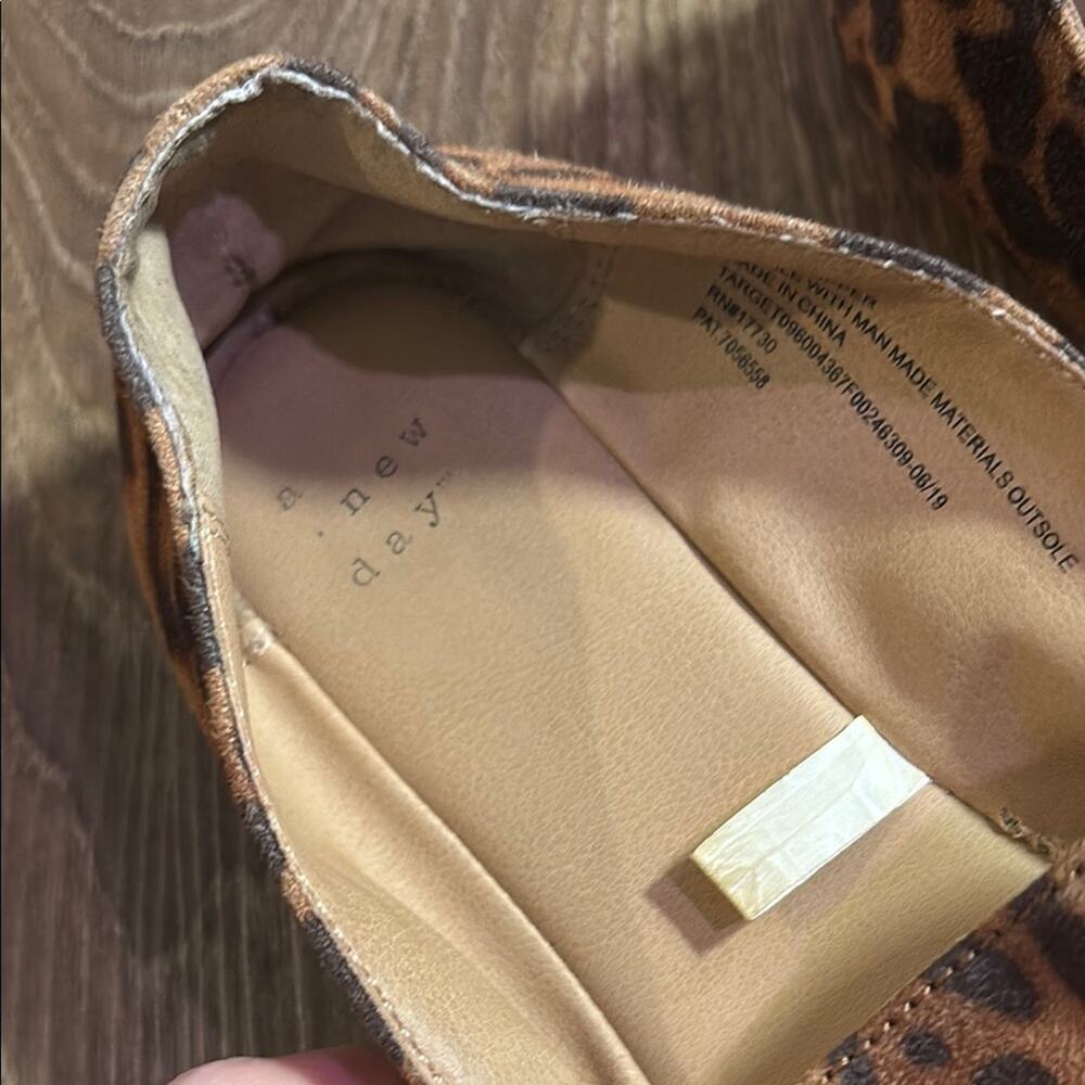a new day women’s leopard print Tan pointed toe flats Loafers cheetah 6 animal - Picture 3 of 5
